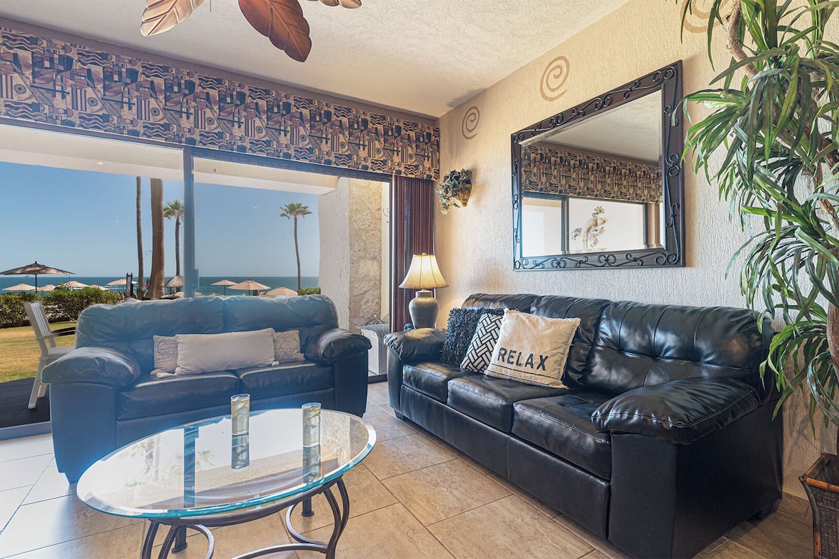 Appart'hôtel, 1 très grand lit et 1 canapé-lit, patio, vue océan (111) | Coin séjour | Station d'accueil MP3