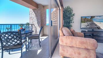 Condo, 1 King Bed with Sofa bed, Balcony, Ocean View (412) | Outdoor dining