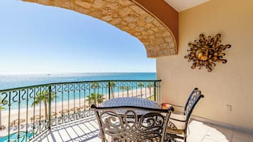 Bloc d'apartaments, 1 llit de matrimoni gran i sofà llit, balcó, vistes a l'oceà (510) | Servei de restauració a l'aire lliure