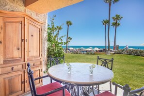 Apartment, 1 King-Bett und Schlafsofa, Balkon, Meerblick (111) | Speisen im Freien