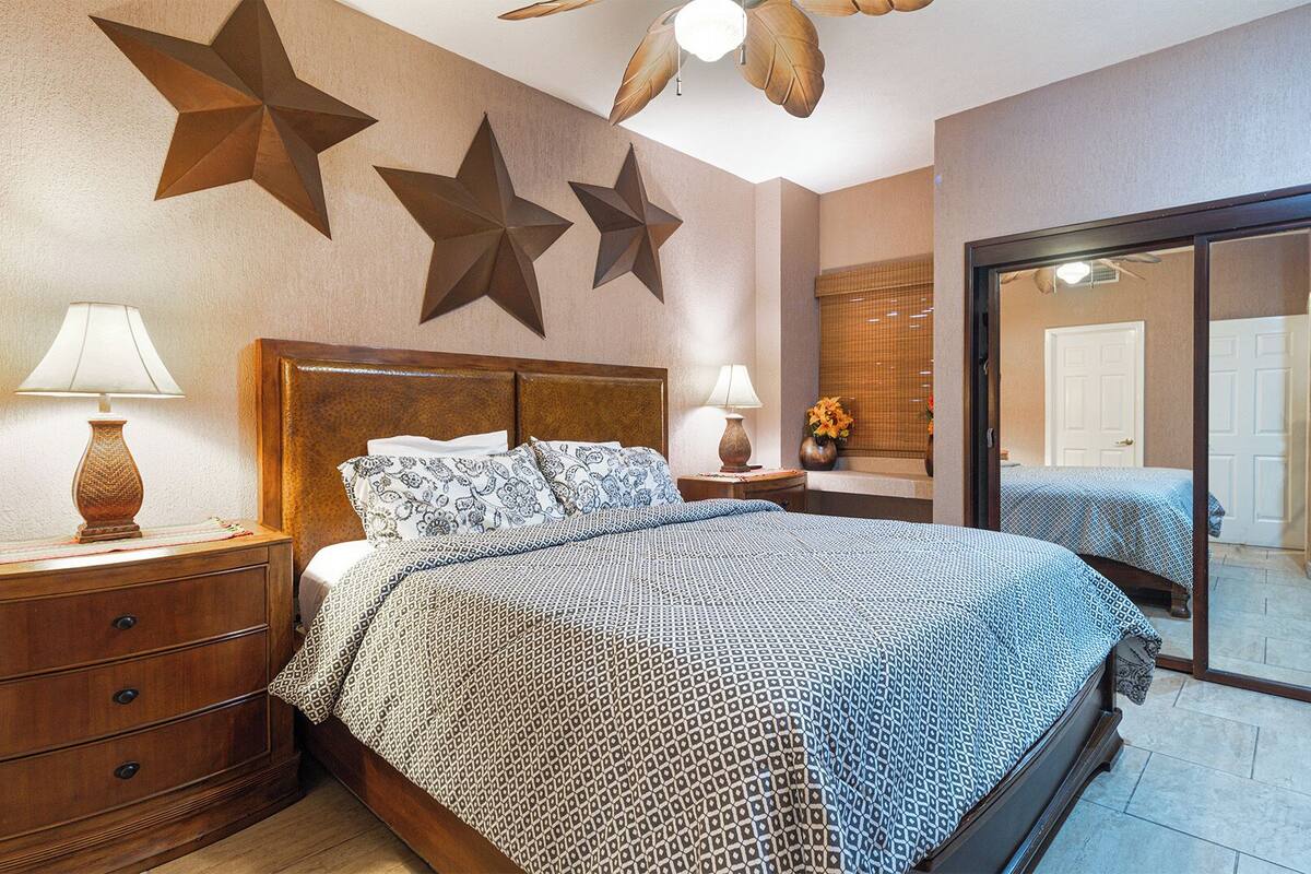 Kondominium, 1 Tempat Tidur King dengan tempat tidur Sofa, patio, pemandangan samudra (111) | 1 kamar tidur dan didekorasi berbeda-beda