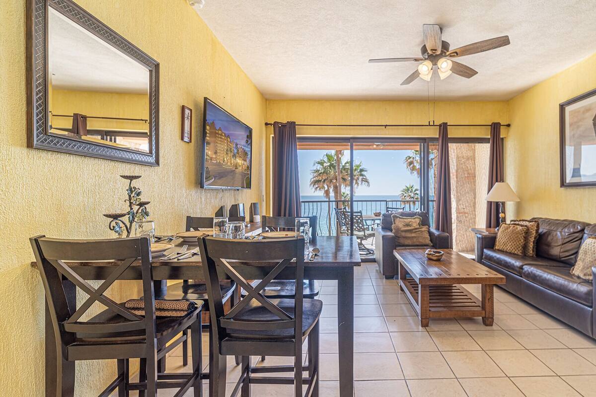 Condo, 1 cama King size y sofá cama, balcón, vista al océano (311) | Área de sala de estar | Estación para reproductor de MP3