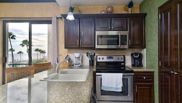 Kondominium, 1 Tempat Tidur King, balkon, pemandangan samudra (212) | Dapur pribadi | Mesin pembuat kopi/teh