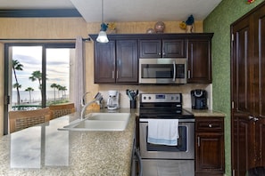 コンドミニアム キングベッド 1 台 バルコニー オーシャンビュー (212) | 専用キッチン | コーヒー / ティーメーカー