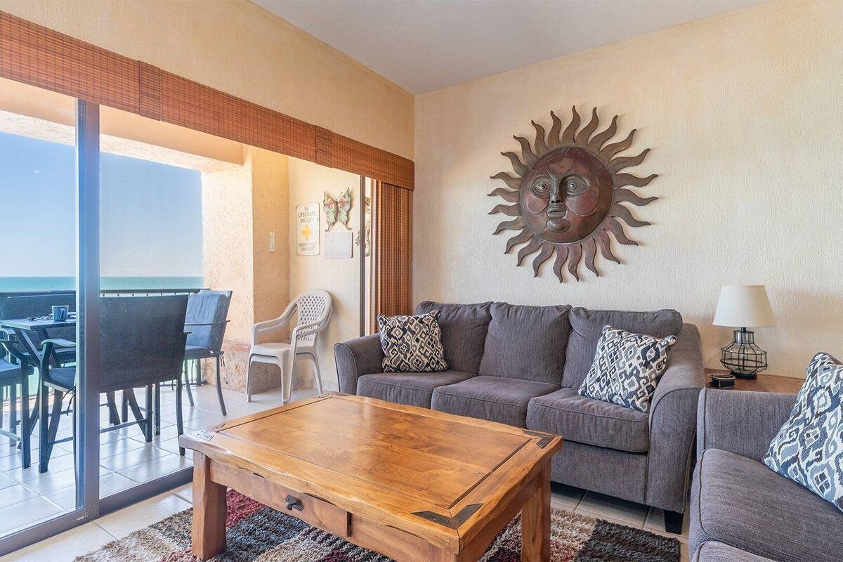 Condo, 1 cama King, sacada, vista para o oceano (610) | Área de estar | Dock para MP3