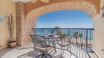 Apartamento, 1 cama de matrimonio grande con sofá cama, balcón, vistas al mar (510) | Restaurante al aire libre