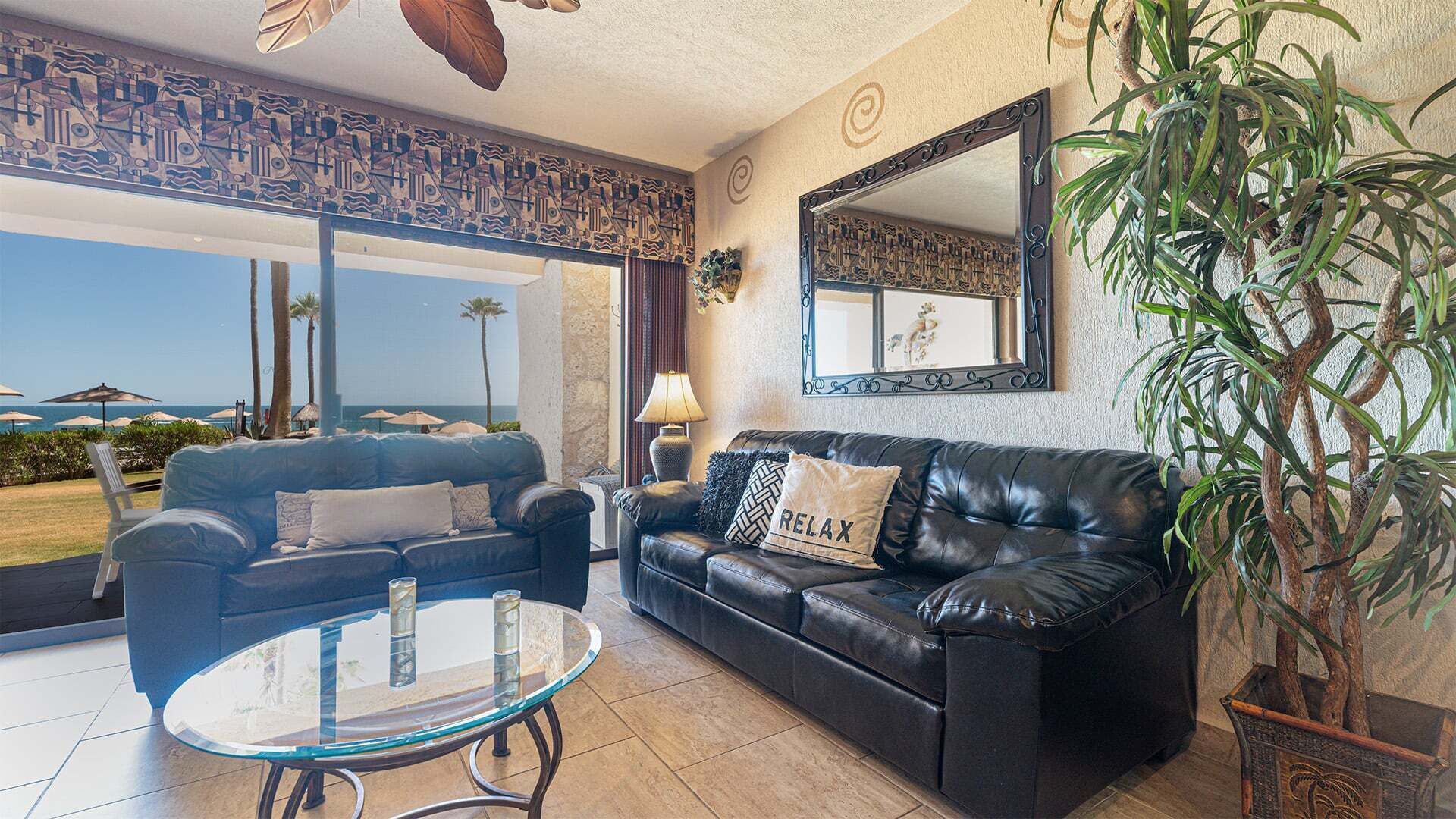 Appart'hôtel, 1 très grand lit et 1 canapé-lit, patio, vue océan (111) | Coin séjour