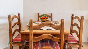 Apartment, 1 King-Bett und Schlafsofa, Balkon, Meerblick (611) | Speisen