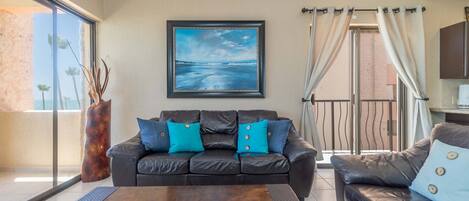 Appartamento, 1 letto king con divano letto, balcone, vista oceano (312) | Area soggiorno | Docking station per MP3