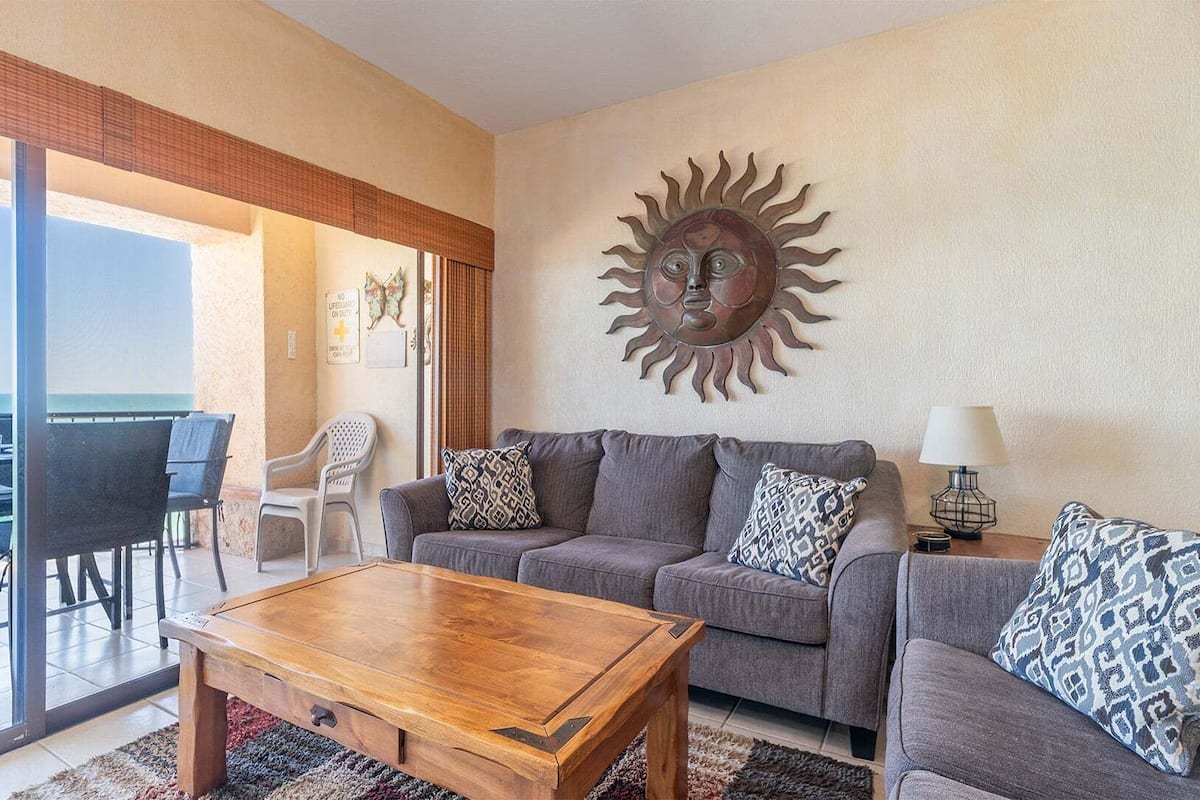 Condo, 1 cama King size, balcón, vista al océano (610) | Área de sala de estar | Estación para reproductor de MP3