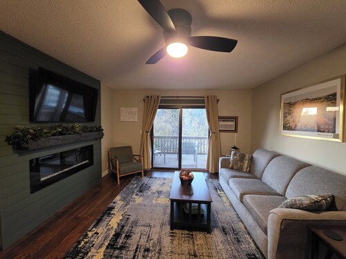 2 King Suites w/Private Baths, Near Deadwood & Terry Peak, Black Hills City View