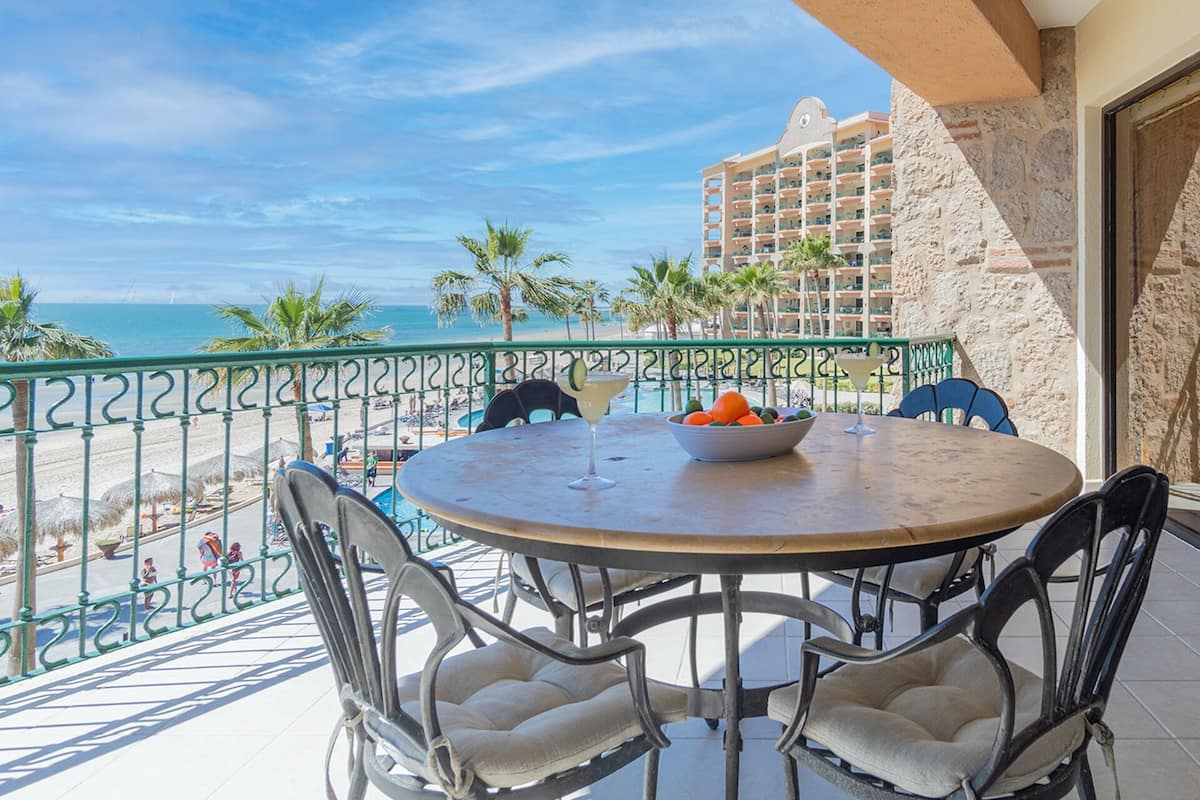 Huoneisto, useita sänkyjä, parveke, valtamerinäköala (303) | Ulkoruokailutilat