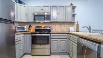 Apartamento, varias camas, patio, vistas al mar (102) | Cocina privada | Cafetera o tetera