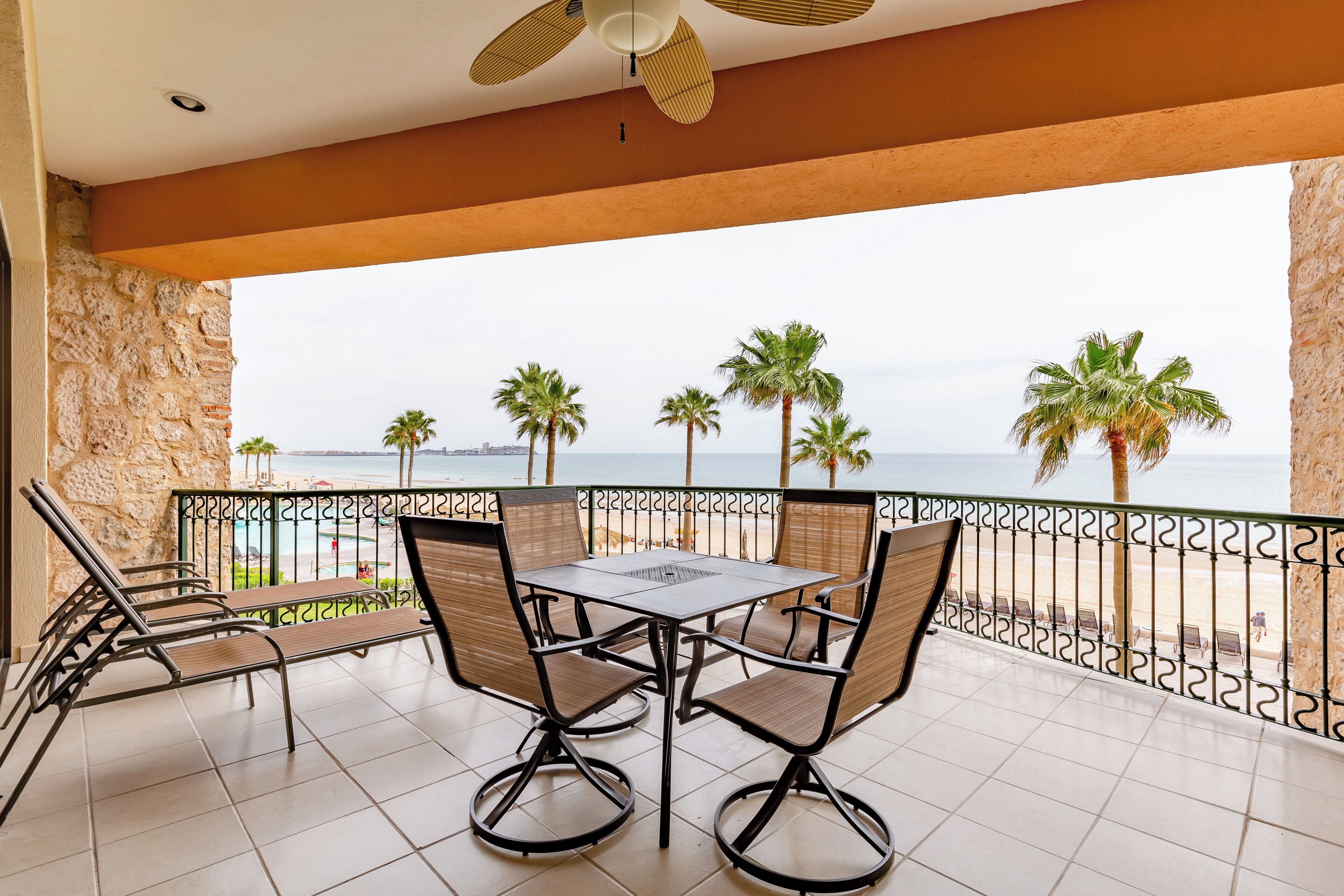 コンドミニアム ベッド (複数台) バルコニー オーシャンビュー (202) | 屋外ダイニングエリア