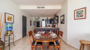 Condo, Multiple Beds, Balcony, Ocean View (207) | In-room dining