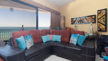 Condo, varias camas, balcón, vista al océano (804) | Área de sala de estar | Estación para reproductor de MP3