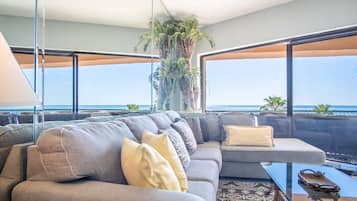 Apartamento, varias camas, balcón, vistas al mar (406) | Una estación de conexión para MP3