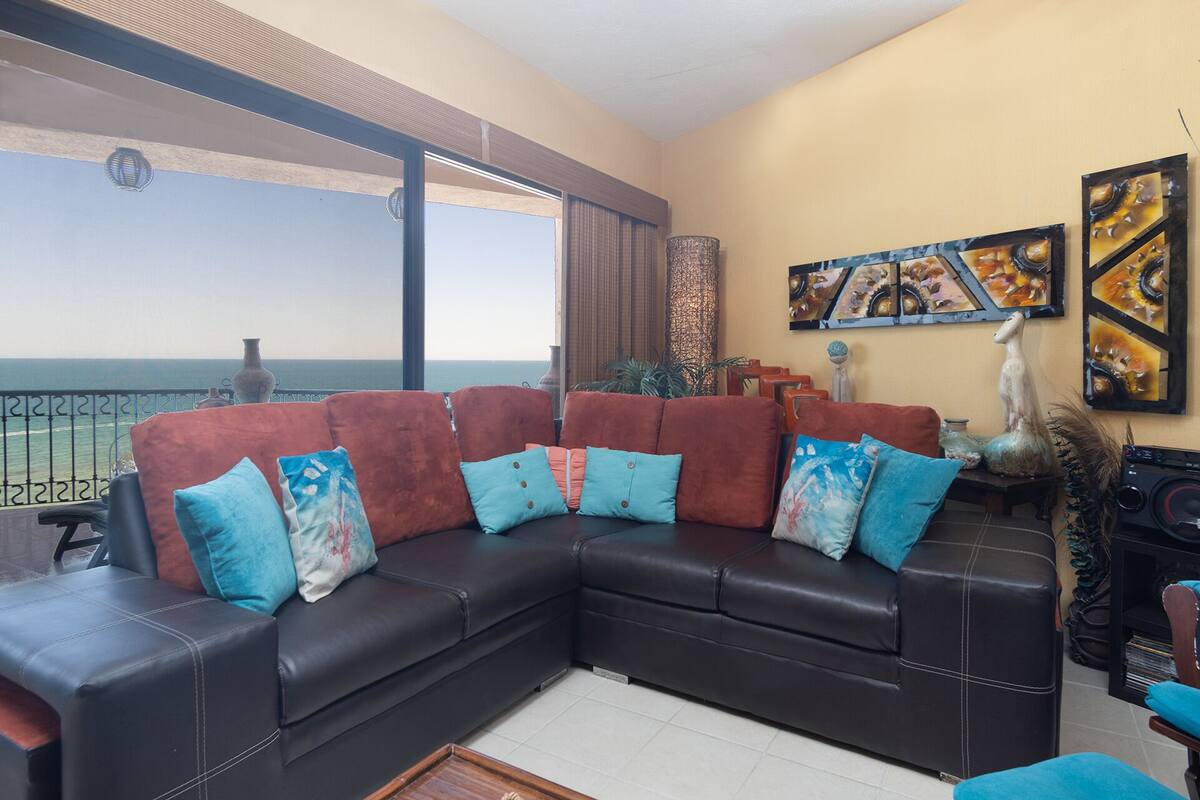 Condo, várias camas, sacada, vista para o oceano (804) | Área de estar | Dock para MP3