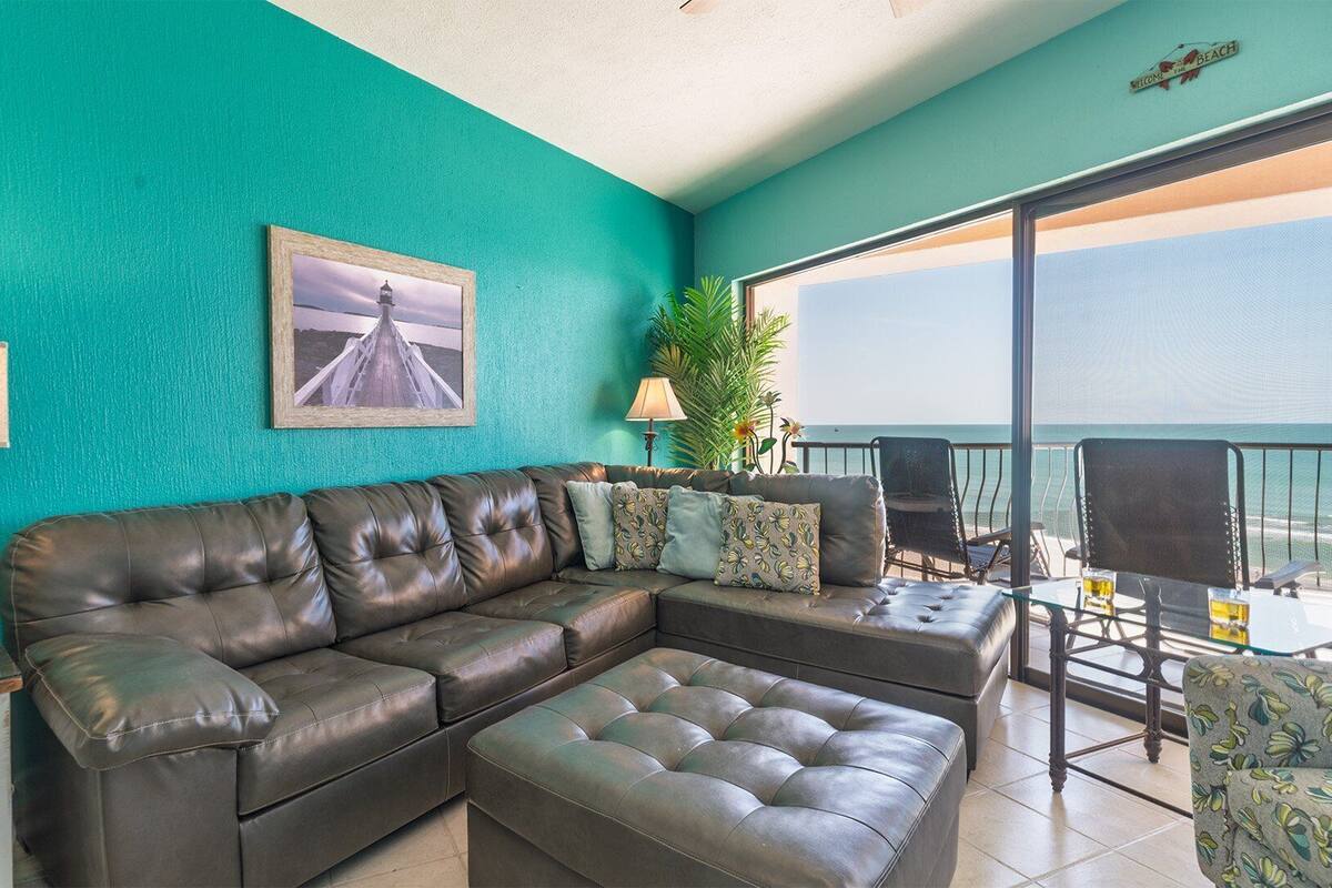 Apartamento, varias camas, balcón, vistas al mar (602) | Zona de estar | Una estación de conexión para MP3