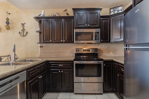 Condo, várias camas, sacada, vista para o oceano (501) | Cozinha privada | Cafeteira/chaleira