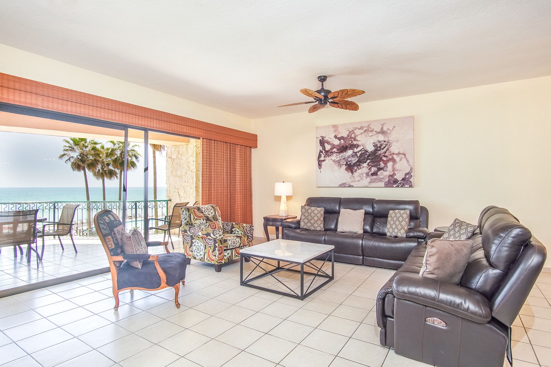 Condo, varias camas, balcón, vista al océano (208) | Área de sala de estar
