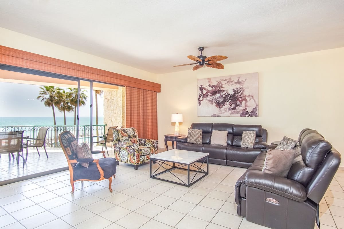 Condo, varias camas, balcón, vista al océano (208) | Área de sala de estar