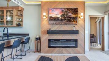 Condo, varias camas, balcón, vista al océano (608) | Interior