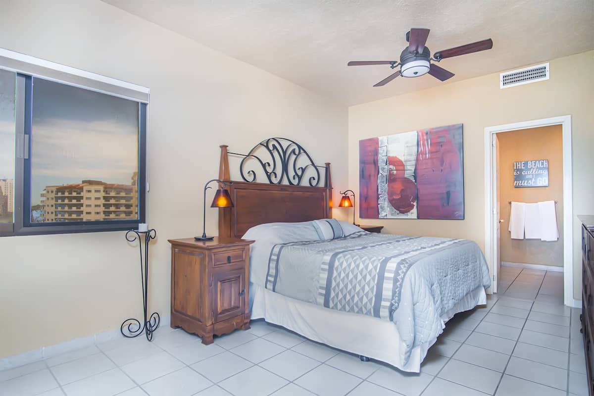 Condo, varias camas, balcón, vista al océano (501) | 3 habitaciones, decoración personalizada y muebles diferentes