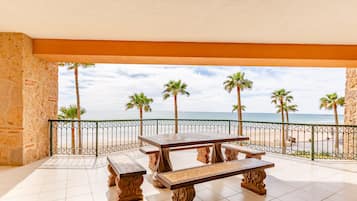 Apartment, Mehrere Betten, Balkon, Meerblick (201) | Speisen im Freien