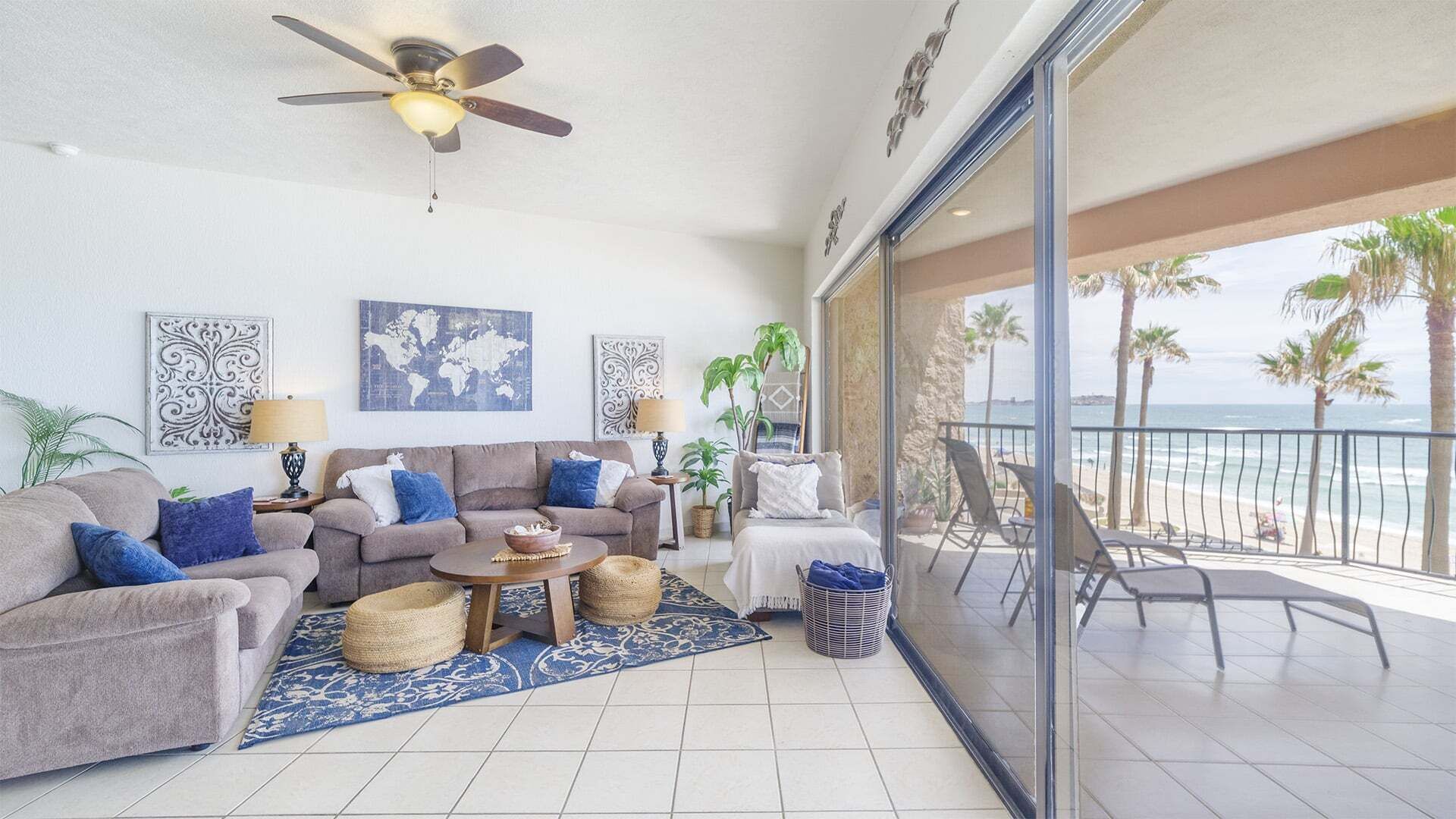 Condo, varias camas, balcón, vista al océano (201) | Área de sala de estar