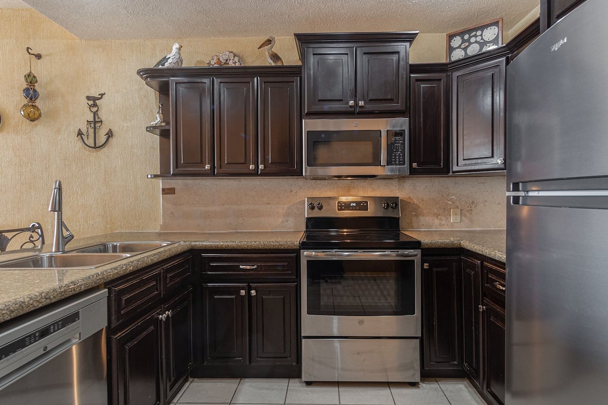 Condo, varias camas, balcón, vista al océano (501) | Cocina privada | Cafetera y tetera