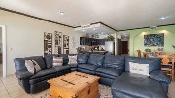 Appartement, Meerdere bedden, balkon, uitzicht op zee (708) | Woonruimte | Een 42-inch flatscreentelevisie met digitale zenders