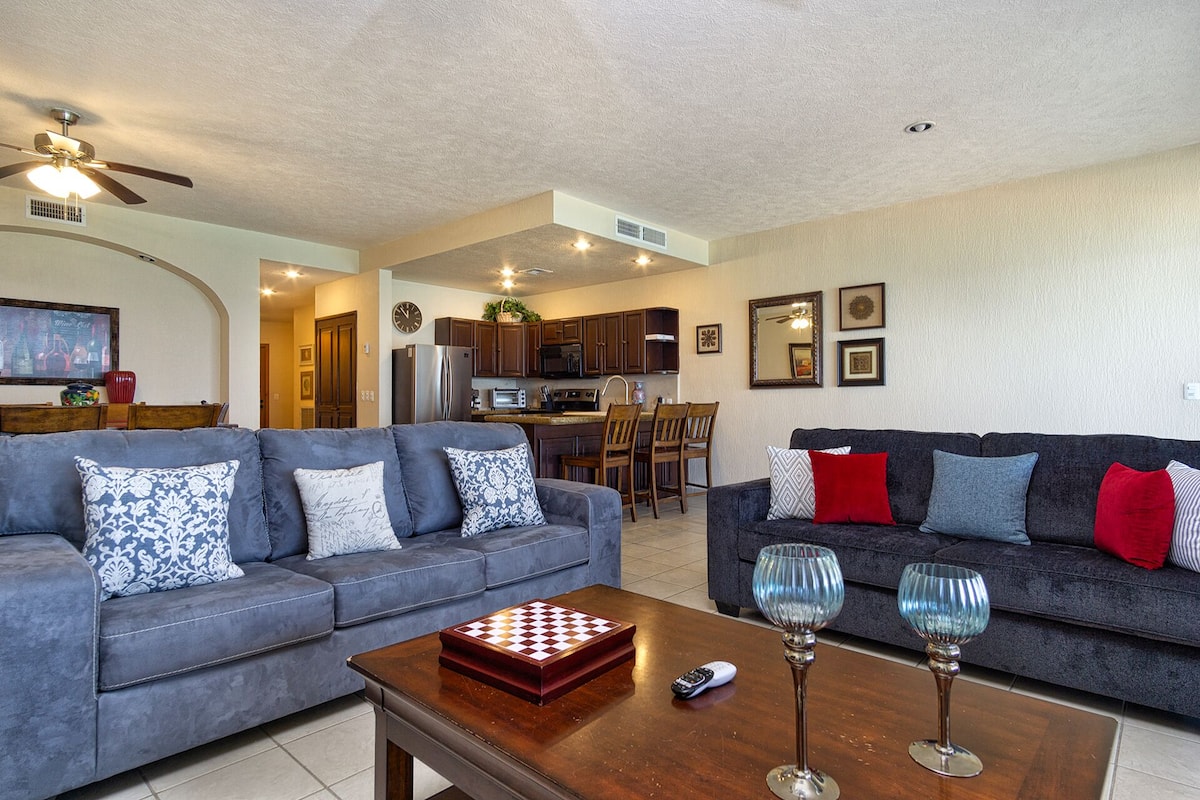 Condo, varias camas, balcón, vista al océano (508) | Área de sala de estar