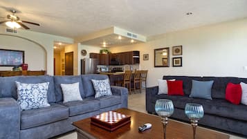 Condo, varias camas, balcón, vista al océano (508) | Área de sala de estar