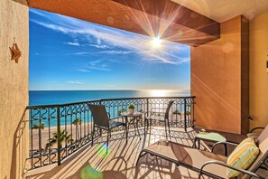 A balcony with a view of the sea, a table, chairs, and a small potted plant. - Sonoran Sea (Puerto Peñasco)