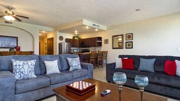 Leilighet, flere senger, balkong, havutsikt (508) | Oppholdsområde