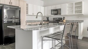 Jääkaappi, ruokailupöytä