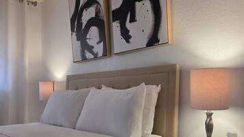 3 soverom, skrivebord, strykejern/-brett og reiseseng for barn
