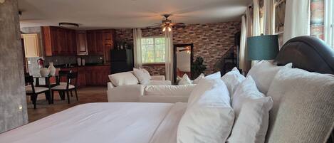 1 quarto, escrivaninha, ferros/tábuas de passar roupa, berço de viagem