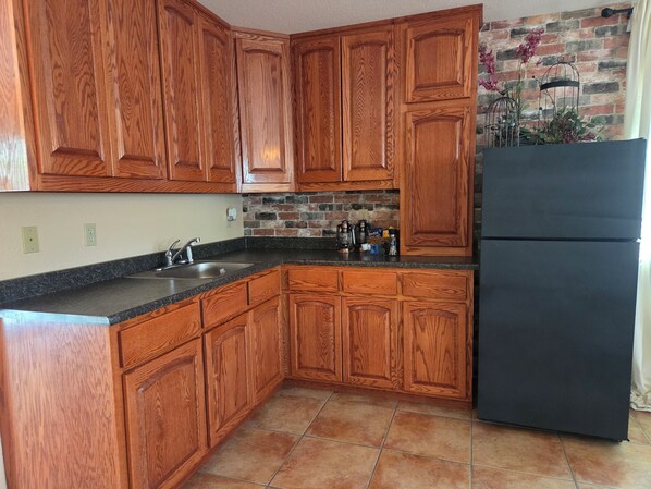 Fridge, microwave, stovetop, coffee/tea maker - Zen Den Studio (Apple Valley)