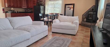 Smart-tv, eldstad, tv-spel och dvd-spelare