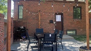 Outdoor dining - Modern Tree-Street Retreat/Walkable Location (Casper)