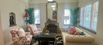 Modern Tree-Street Retreat/Walkable Location