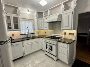 冷蔵庫、電子レンジ、オーブン、コンロ