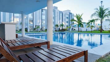 Departamento superior, vista al resort | Alberca | Alberca al aire libre