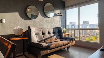Departamento superior, vista al resort | Área de sala de estar | Televisión