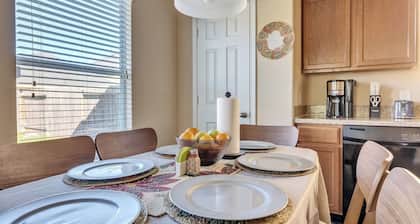 Charming 4-bedroom house in peaceful Houston IAH with AC, WiFi