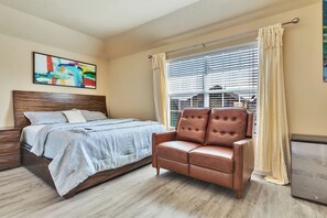 4 Schlafzimmer, Schreibtisch, Bügeleisen/Bügelbrett, Reisekinderbett