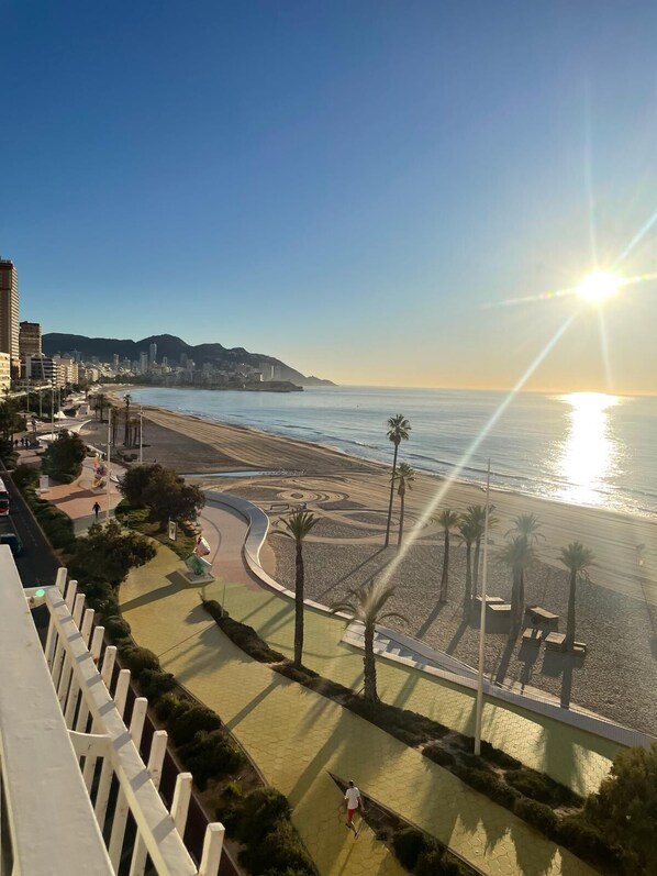 Ubicación a pie de playa, tumbonas y toallas de playa