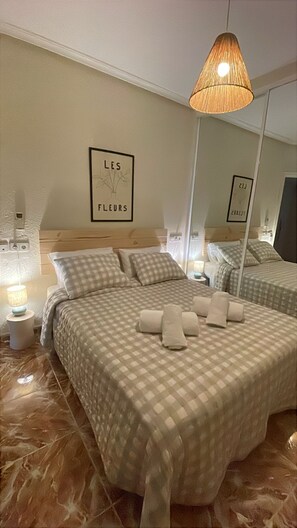 3 habitaciones, escritorio y tabla de planchar con plancha